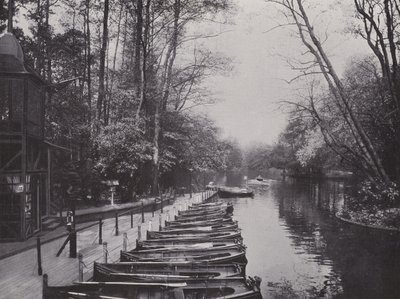 I Tiergarten, båtstation vid Neuen See (s/v foto) av Photographer German