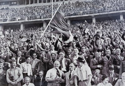 Italienska fans som stöttar sina atleter på stadion vid de olympiska spelen, Berlin, Tyskland av Photographer German