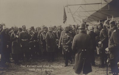 Kaiser Wilhelm II och tyska luftskeppskonstruktören Graf Ferdinand von Zeppelin efter landningen av ett av Zeppelins luftskepp (s/v foto) av Photographer German