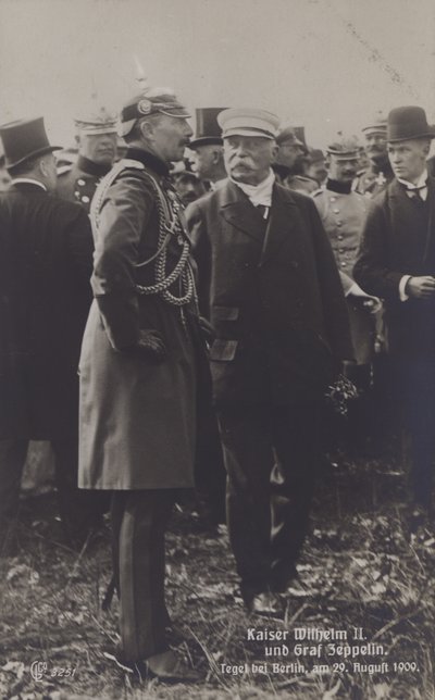 Kaiser Wilhelm II och tyska luftskeppskonstruktören Graf Ferdinand von Zeppelin på Tegel flygfält, Berlin, 29 augusti 1909 (s/v foto) av Photographer German