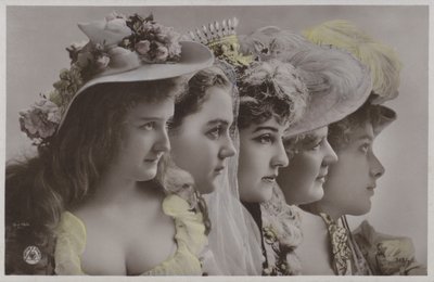 Linje av kvinnor i historisk klädsel (färgfoto) av Photographer German