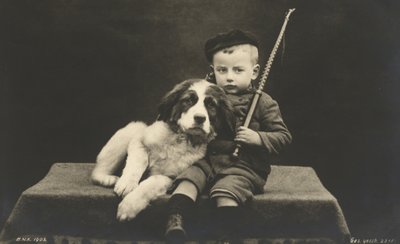 Liten pojke med hund (s/v foto) av Photographer German