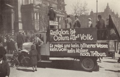 Lorry badade med kommunistiska slagord på gatorna i Berlin, Tyskland av Photographer German