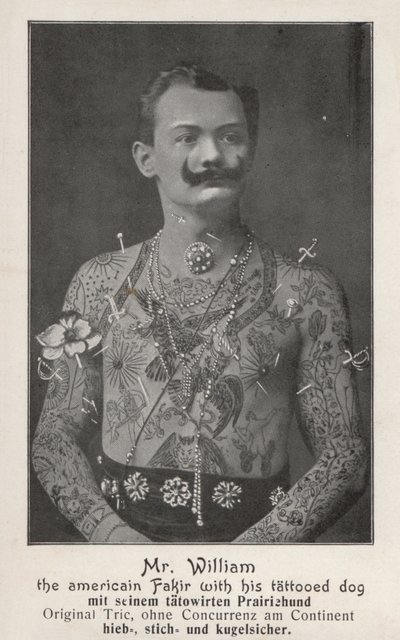 Mr William, den amerikanske fakiren med sin tatuerade hund (s/v foto) av Photographer German