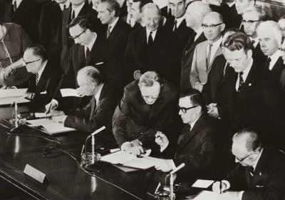 Den 3 juni 1972 undertecknade fyramakternas utrikesministrar slutprotokollet till fyrpartsavtalet om Västberlin i den byggnad som tidigare användes av det allierade kontrollrådet i den amerikanska sektorn i Västberlin (s/v foto) av Photographer German