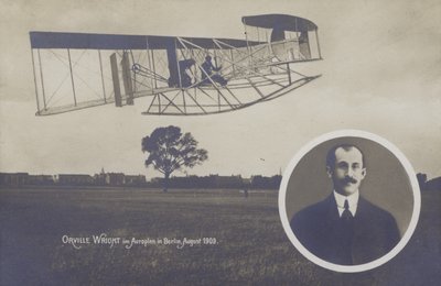 Orville Wright flyger sitt flygplan i Berlin, augusti av Photographer German