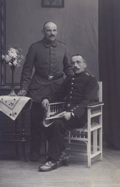 Porträtt av två tyska soldater (s/v foto) av Photographer German