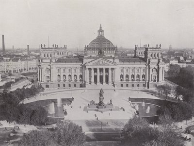 Riksdagsbyggnaden och Bismarckmonumentet (s/v foto) av Photographer German