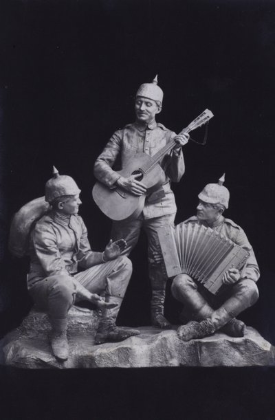Skulptur som visar en grupp tyska soldater från första världskriget som spelar musik (s/v foto) av Photographer German