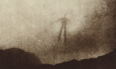 Spectre of the Brocken i Harzbergen i Tyskland, fotograferad för första gången (s/v foto) av Photographer German