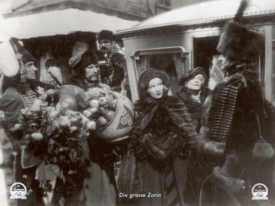 Stillbild från filmen "Den scharlakansröda kejsarinnan" med Marlene Dietrich av Photographer German