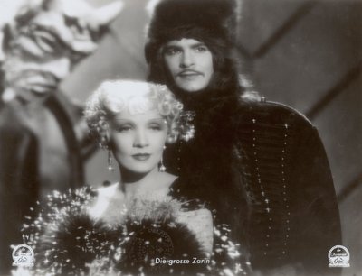 Stillbild från filmen "The Scarlet Empress" med Marlene Dietrich och John Lodge av Photographer German