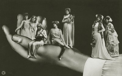 Surrealistisk hand som håller olika kvinnor (s/v foto) av Photographer German