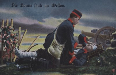 Solen gick ner i väster: en tysk soldat tröstar sin döende kamrat på slagfältet (färgad bild) av Photographer German