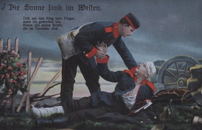 Solen gick ner i väster: en tysk soldat tröstar sin döende kamrat på slagfältet (färgad bild) av Photographer German