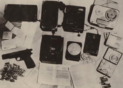 Utrustningen av Sterzyk, agent för den amerikanska underrättelsetjänsten som arresterades när han försökte spana ... (s/v foto) av Photographer German