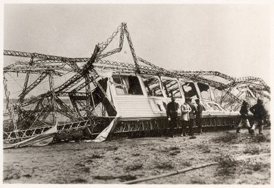 Ruinerna av Zeppelin LZ10 "Schwaben" efter dess förstörelse den 28 juni 1912 (s/v foto) av Photographer German