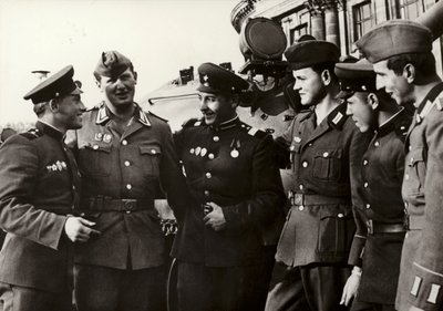 Soldaterna från den nationella folkarmén upprätthåller nära vänskap med soldaterna från den sovjetiska armén (s/v foto) av Photographer German