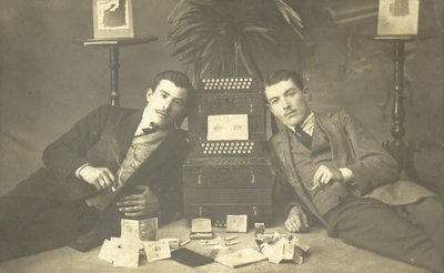 Två män som röker cigaretter (s/v foto) av Photographer German