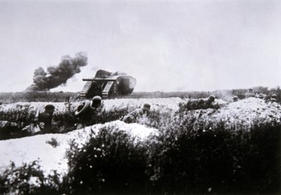 Första världskriget av tyska stormtroopers beväpnade med eldkastare, stödda av en tillfångatagen brittisk Mark IV-stridsvagn av Photographer German