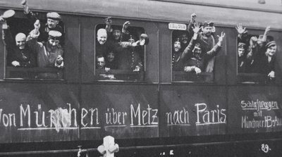 Tyska trupper från första världskriget ger sig av till fronten i en järnvägsvagn med meddelandet "Från München via Metz till Paris", september 1914 (s/v foto) av Photographer German