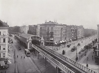 Wiener Strasse med förhöjd tågstation (s/v foto) av Photographer German