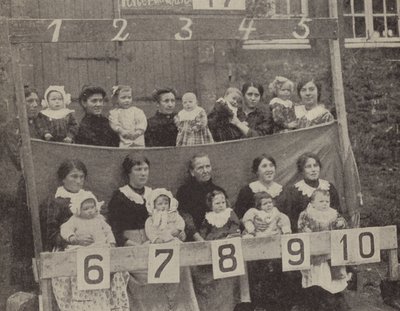 Kvinnor och barn i ockuperade norra Frankrike poserar för ett tyskt fotografi (s/v foto) av Photographer German