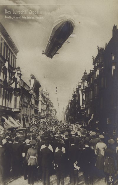 Zeppelin LZ III flyger ovanför Friedrichstrasse, Berlin (s/v foto) av Photographer German