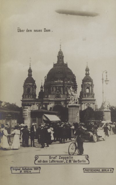 Zeppelin LZ III flyger över Berlins katedral av Photographer German