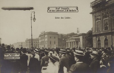 Zeppelin LZ III flyger över Unter den Linden, Berlin av Photographer German