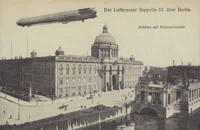 Zeppelin LZ III flyger över City Palace, Berlin (s/v foto) av Photographer German