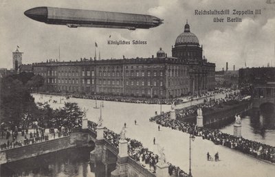 Zeppelin LZ III flyger över City Palace, Berlin (s/v foto) av Photographer German