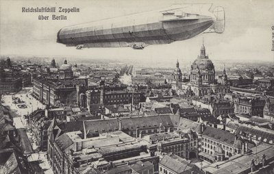 Zeppelin-luftskepp som flyger över Berlin (s/v-bild) av Photographer German