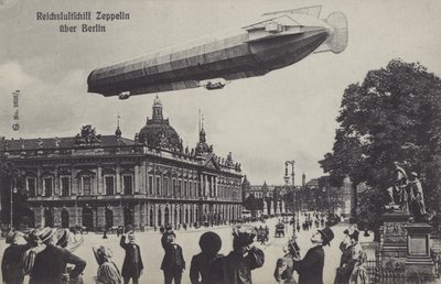 Zeppelin-luftskepp som flyger över Berlin (s/v-bild) av Photographer German