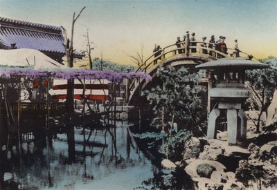 Japan, ca 1912: Kameido-templets mark känd för Wisteria-blomning i maj och Drum Bridge i groung (foto) av Photographer Japanese