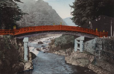 Japan, ca 1912: Heliga bron vid Nikko, 90 miles norr om Tokyo (foto) av Photographer Japanese