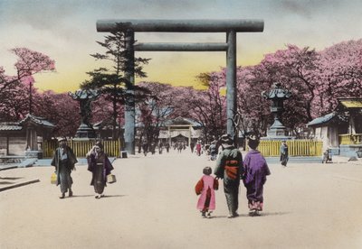 Japan, ca 1912: The Enormous Bronze Torii för Shokonsha eller ande som åberopar helgedom för döda soldater i nationella problem, Tokyo (foto) av Photographer Japanese