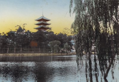 Japan, ca 1912: Utsikt över Pagoden vid Nara från Sarusawa Pond (foto) av Photographer Japanese