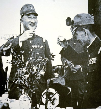 Japanska generalerna Terauchi och Hata skålar med sake för Hsuchows fall i Kina i maj av Photographer Japanese