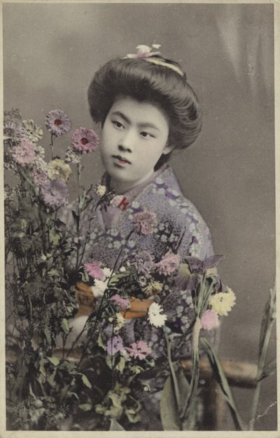 Japansk flicka med blommor (färgat foto) av Photographer Japanese
