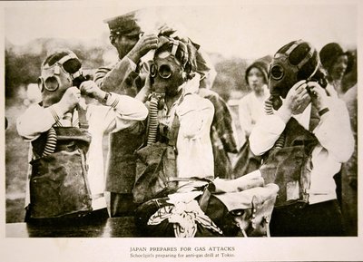 Japanska skolflickor i Tokyo förbereder sig för en luftattackövning mot gas av Photographer Japanese