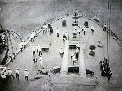 Fördäcket på "Mikasa", Japans största krigsfartyg och flaggskepp av Admiral Togo (s/v foto) av Photographer Japanese