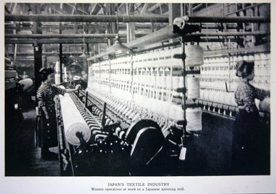 Kvinnliga agenter på jobbet i ett japanskt spinneri av Photographer Japanese