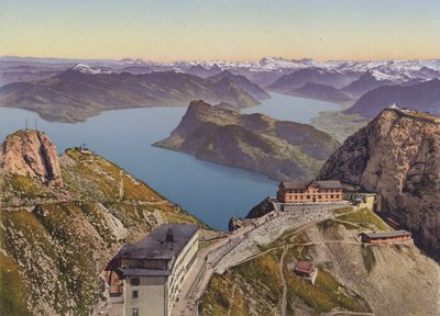 Pilatus-Kulm (2133 m.ö.h.) Luzernsjön och Alperna (färgfoto) av Photographer Swiss