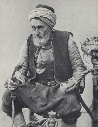 Bonde som röker vattenpipa, Izmir, Turkiet (s/v foto) av Photographer Turkish