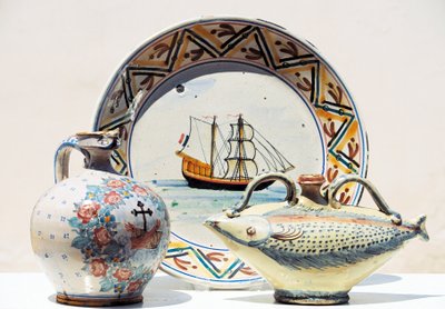 Artefakter som visas på Museum of Vietrisi Ceramics, Vietri sul Mare, Kampanien, Italien av Blaise Nicolas Le Sueur