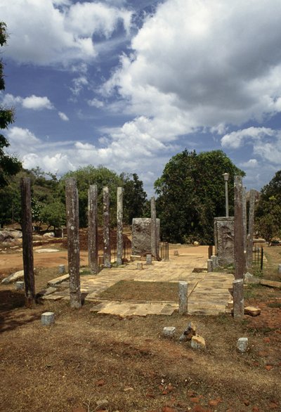 Relikkammare, Mihintale, nära Anuradhapura, Sri Lanka av Blaise Nicolas Le Sueur