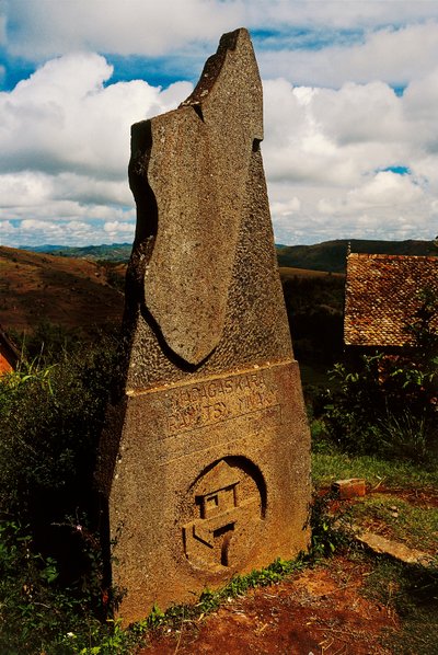 Stele föreställande Madagaskar, Ambohimanga, Madagaskar av Blaise Nicolas Le Sueur