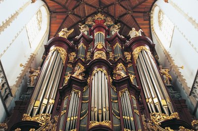 Orgeln i St-Bavokerk kyrka eller Grote Kerk, byggd av Christian Muller (1690-1763), Haarlem, Nederländerna av Blaise Nicolas Le Sueur