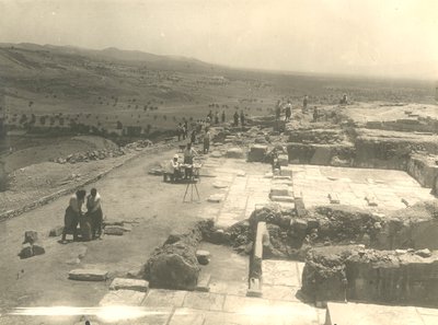 Vy över utgrävningarna av Phaistos-palatset, italiensk arkeologisk mission ledd av Luigi Pernier och Federico Halbherr, Kreta, Grekland av Blaise Nicolas Le Sueur